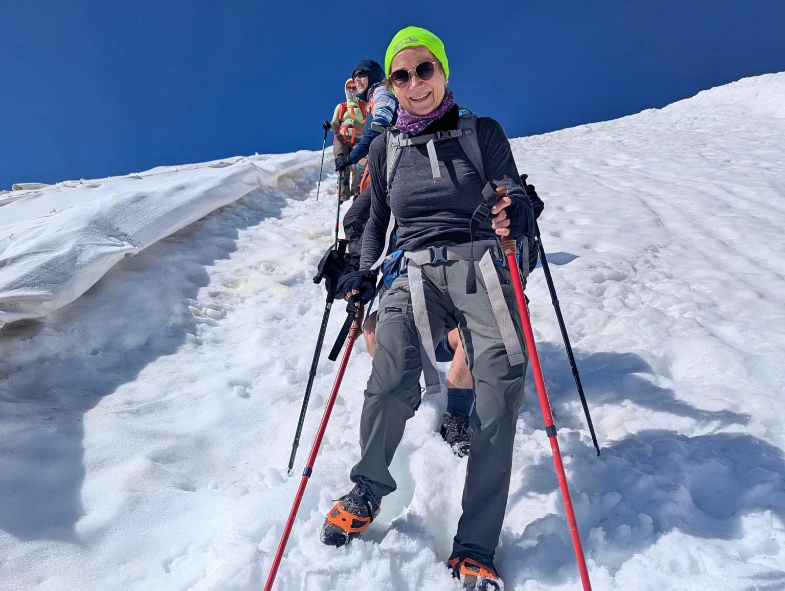 Tourenplanung in einer Hütte oder auf einer Terrasse mit Karte