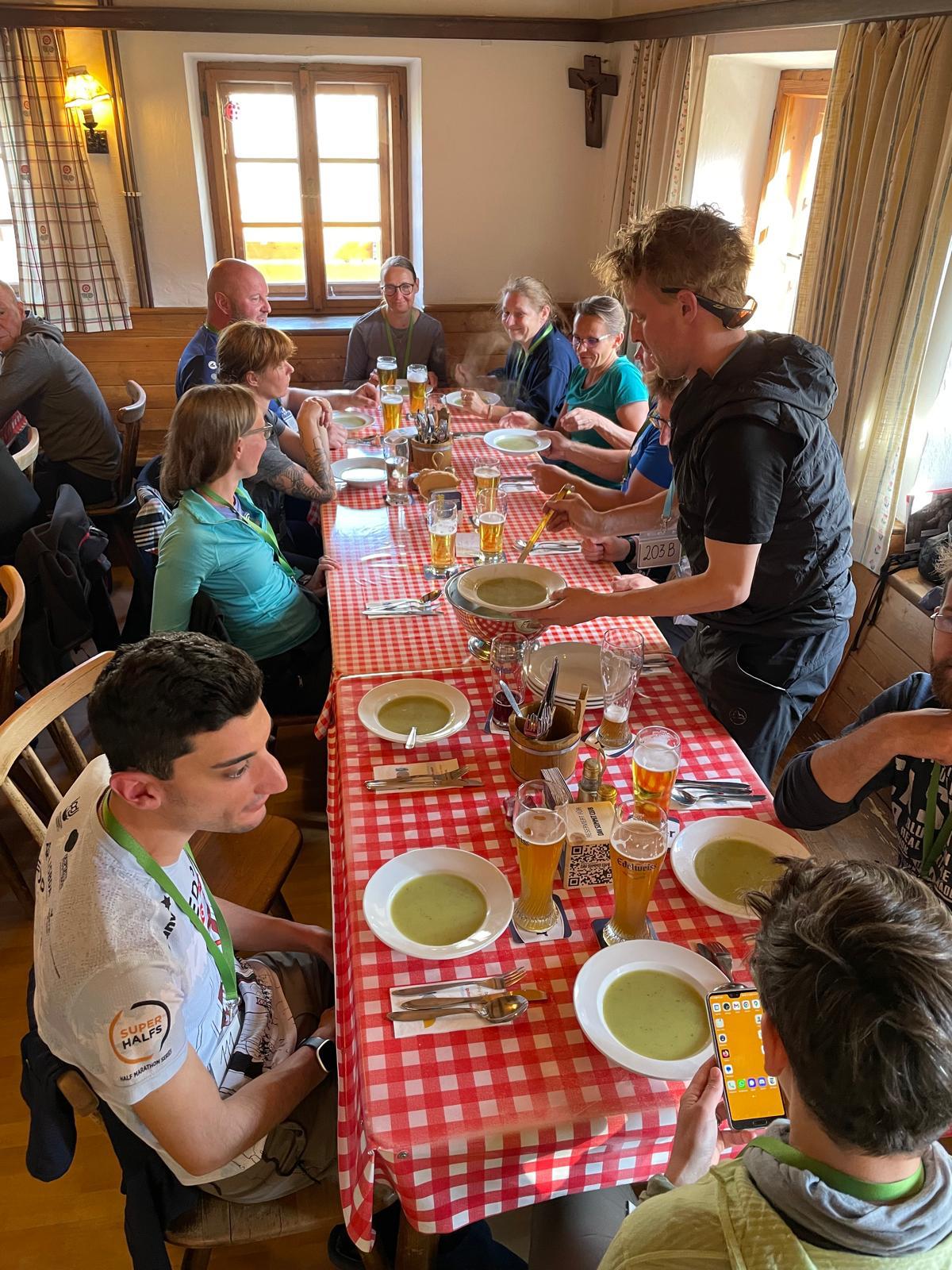Alpine Gratpassage mit Gruppe im Hochgebirge